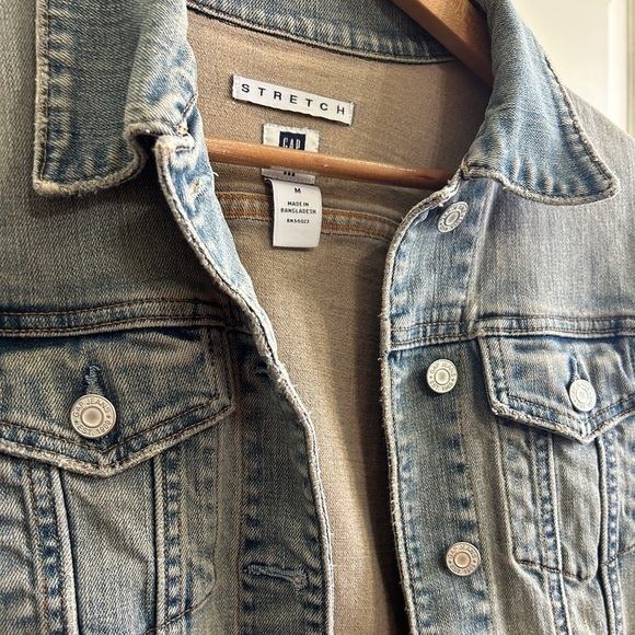 EUC Gap size M vintage denim jacket. From 2004. Fitted. Classic.Fits size 8 well - Picture 9 of 10